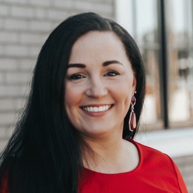 Headshot - Leah Russell